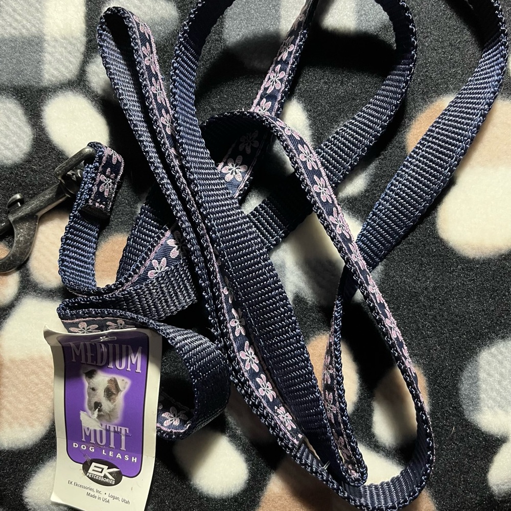 Medium Mutt purple and navy flower dog leash